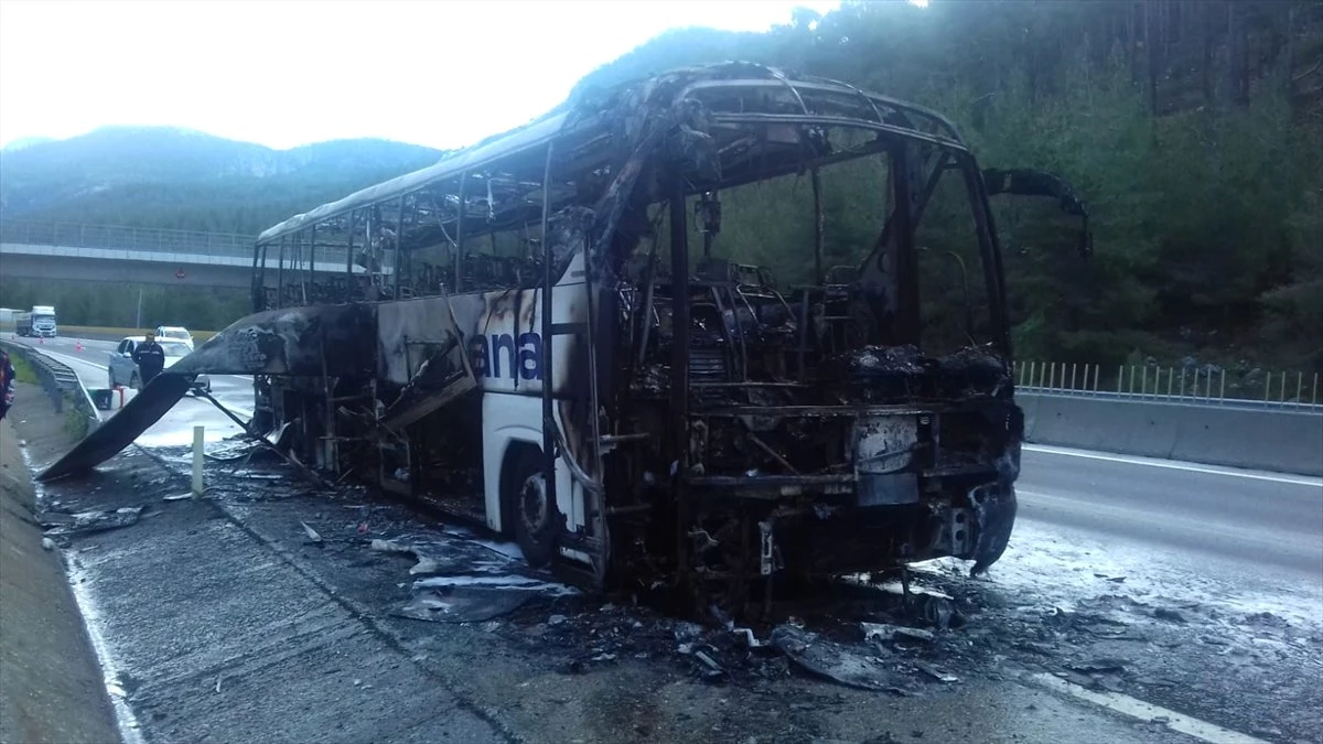 Mersin\'de Seyir Halindeki Yolcu Otobüsü Yandı