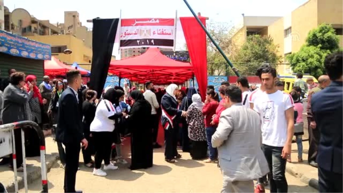 Mısır\'da Halk Anayasa Referandumu İçin Sandık Başında