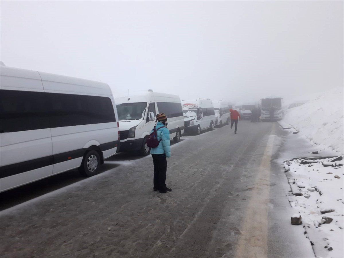 Nemrut Dağı\'nda Mahsur Kalan Turistler Kurtarıldı