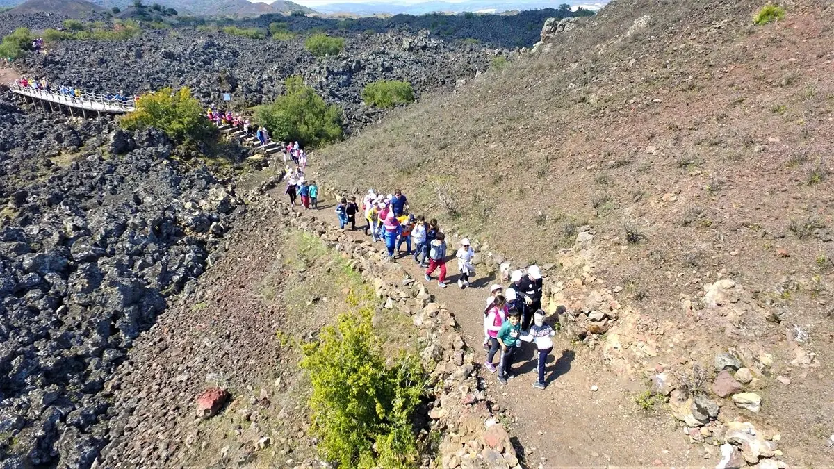 Öğrenciler "Yanık Ülke"De Çöp Topladı