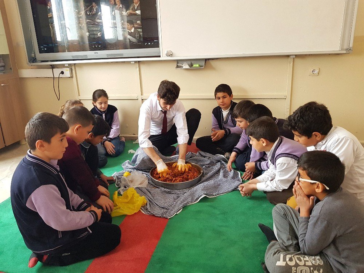 Öğrencilerine Sınıfta Çiğ Köfte Yoğurdu