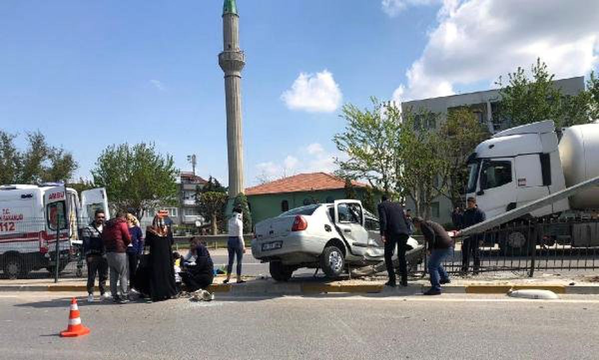 Otomobil Refüjdeki Bariyere Çarptı: 5 Yaralı