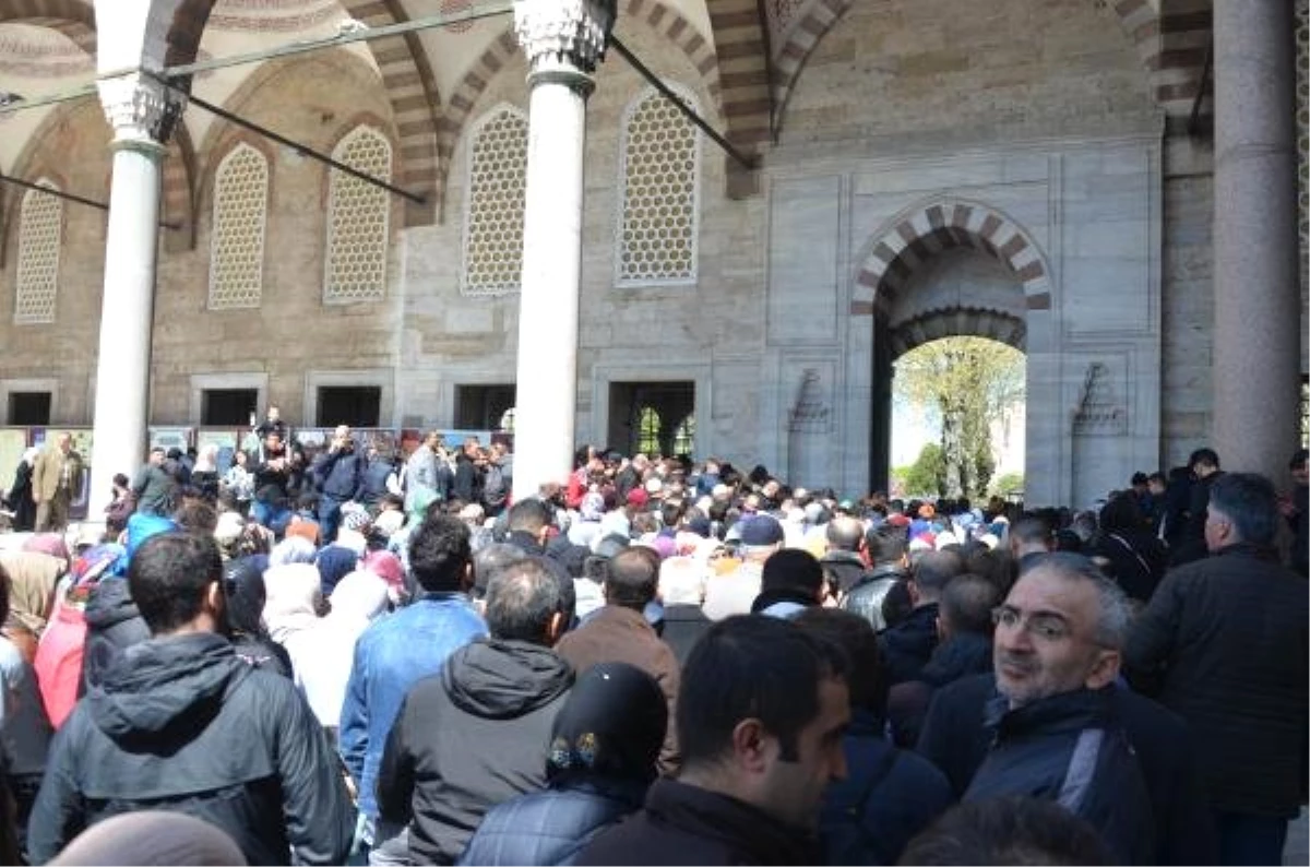 Restorasyonun Devam Ettiği Sultanahmet\'te Kandil ve Cuma Yoğunluğu