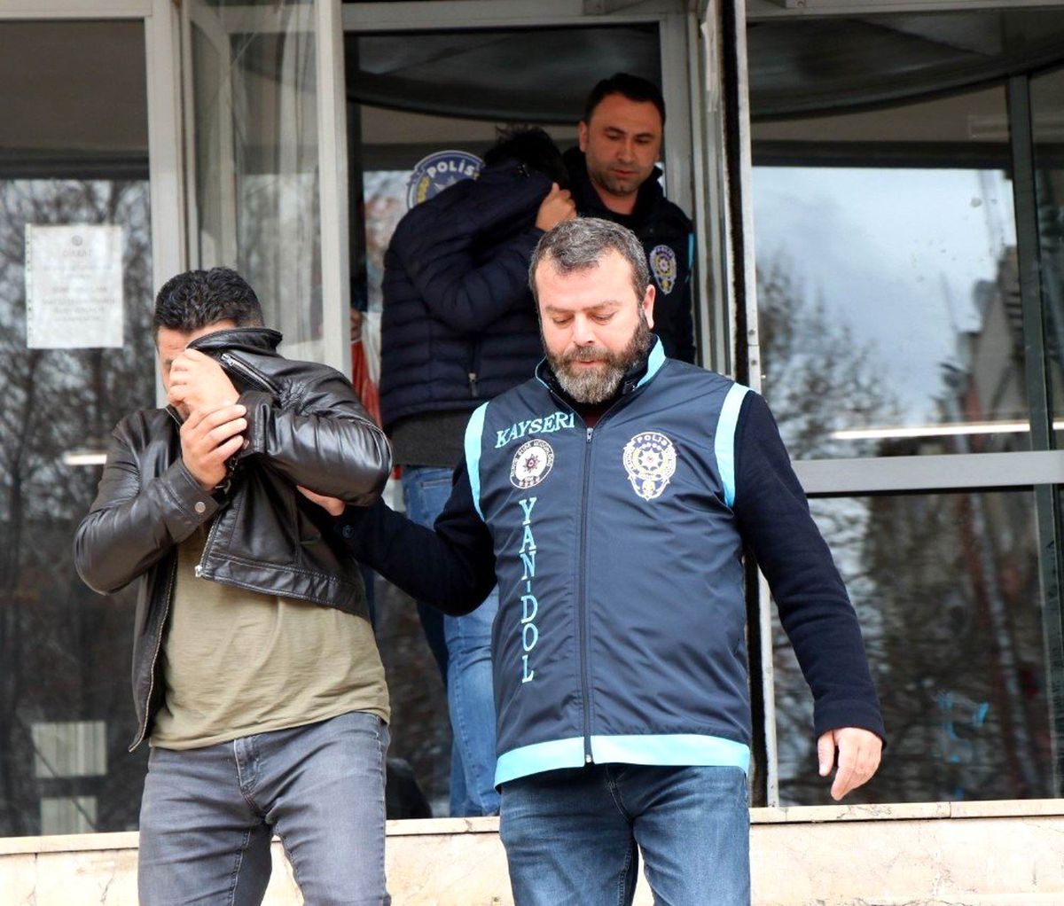 Sahte Çek ve Senetlerle Çiftçileri 1,5 Milyon TL Dolandıran 5 Kişi Tutuklandı
