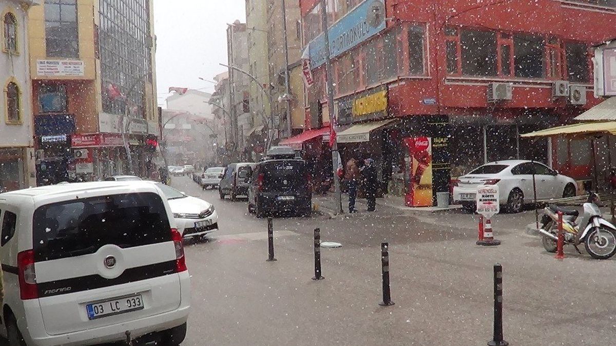Sandıklı\'da Yirmi Dakika İçinde Hem Kış Hem Yaz