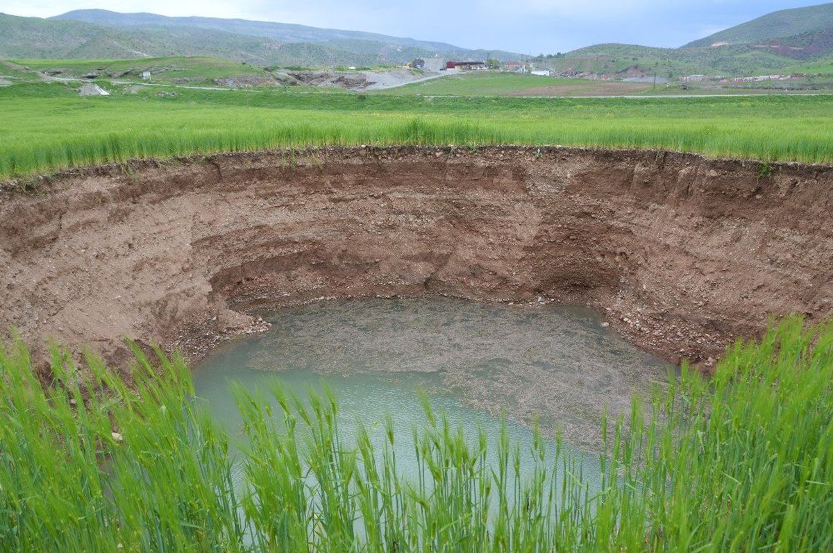 Siirt\'te Aşırı Yağışlar Nedeniyle Tarlada Oluşan Obruk Çiftçileri Korkuttu