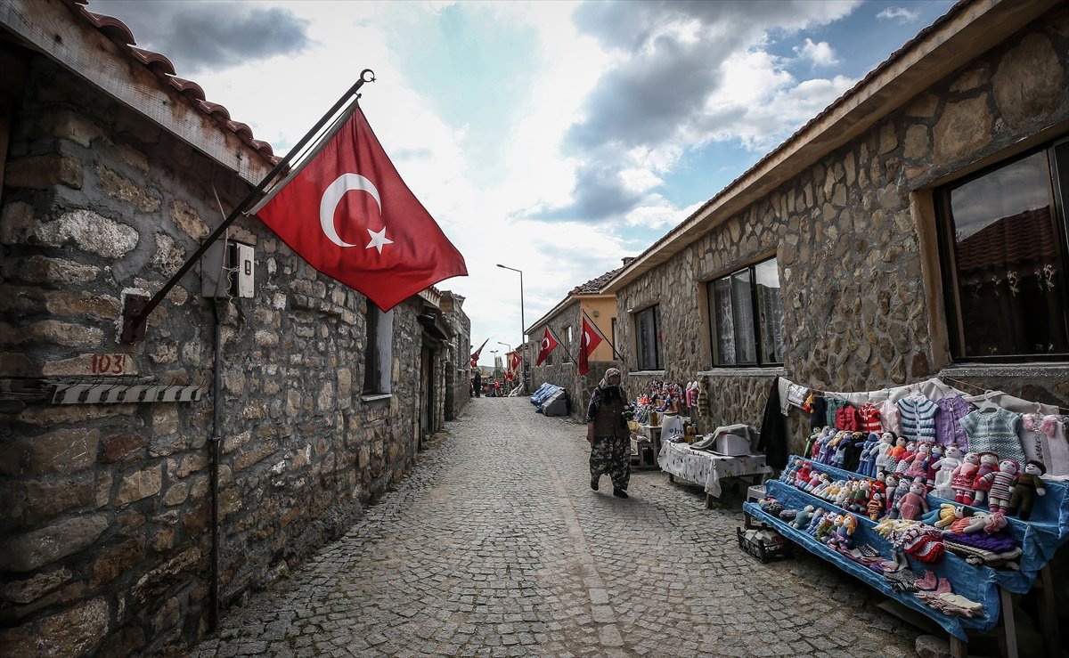 Şüheda Toprağının Ziyaretçilerini Ay Yıldızlı Bayraklar Karşılıyor