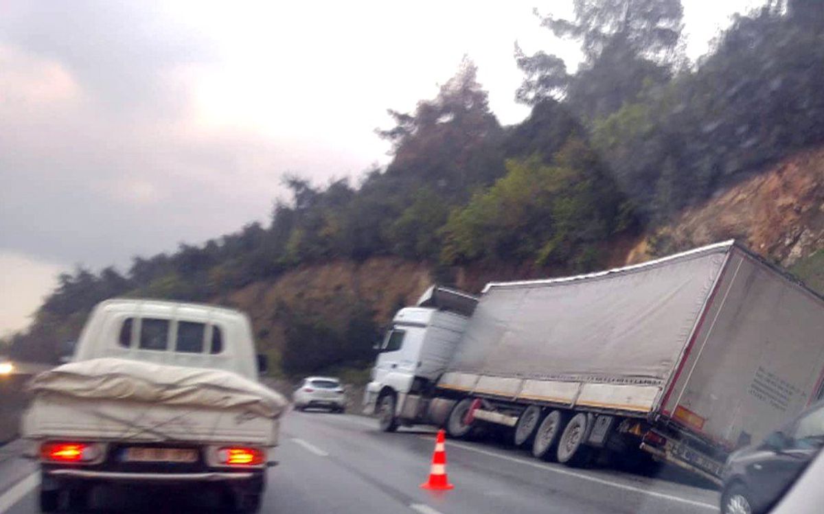 Tır Kazası Trafiği Kitledi