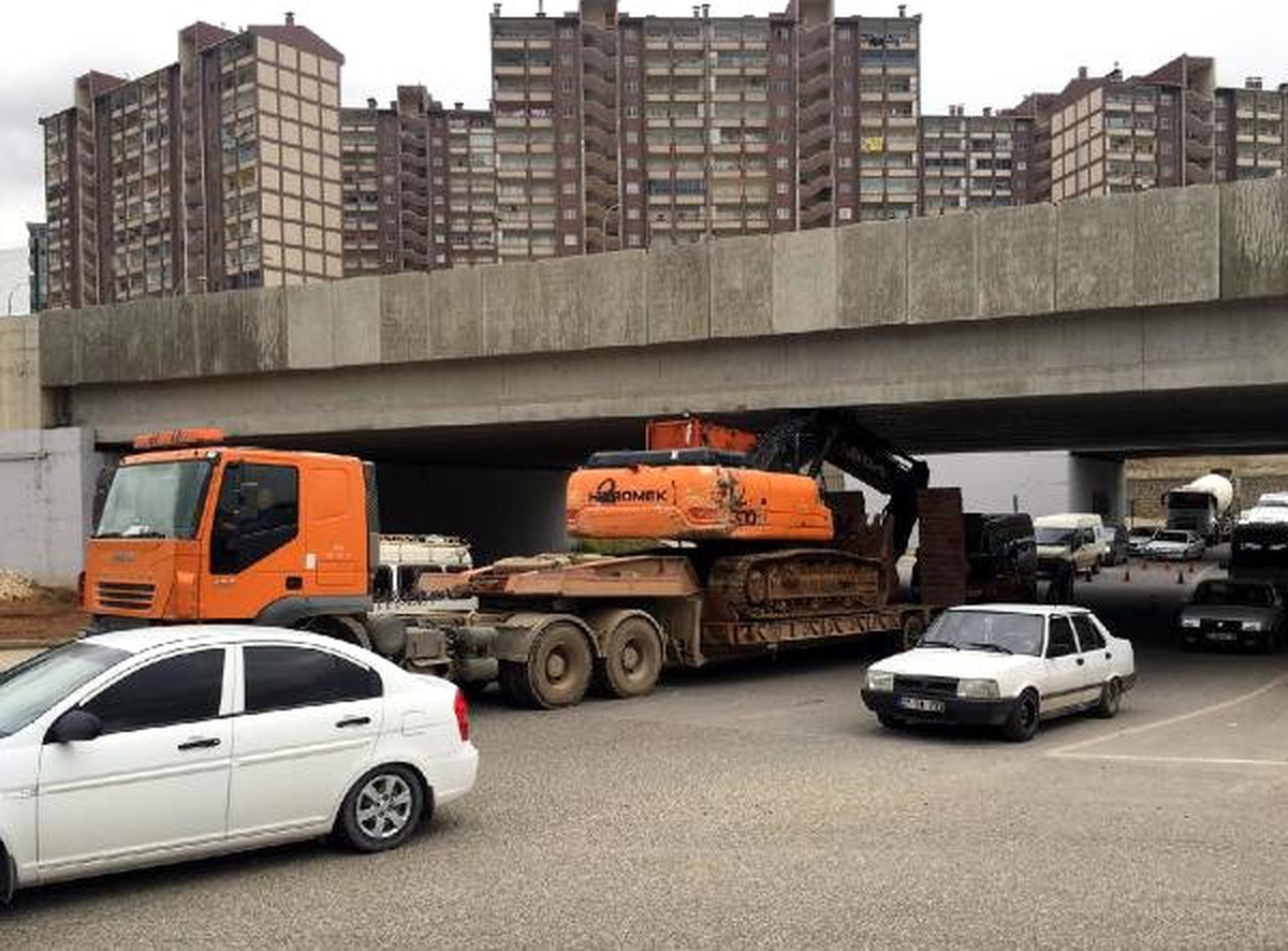 Tır, Üstündeki İş Makinesi ile Köprüye Takıldı