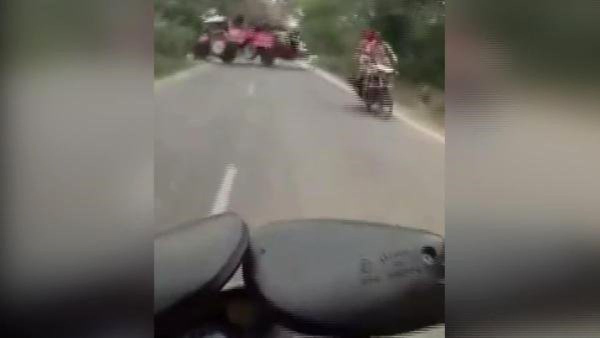 Traktör Devrildi, Römorktaki Çok Sayıda Yolcu Yola Savruldu