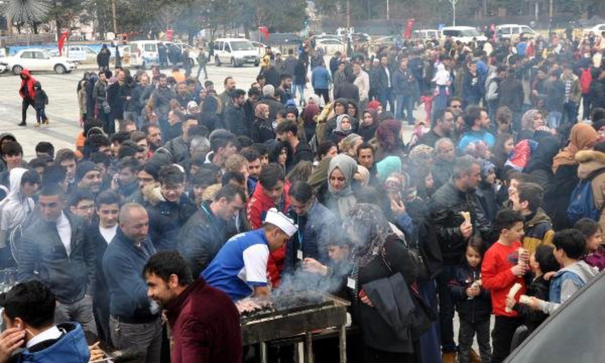 Ücretsiz Dağıtılan 500 Kilo \'Cağ Kebabı\', 1,5 Satte Tükendi