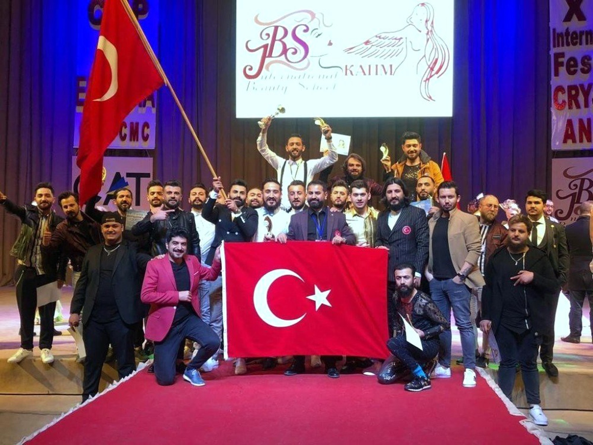 Ukrayna\'da Yarışan Türk Kuaförler Dünya Üçüncüsü Oldu