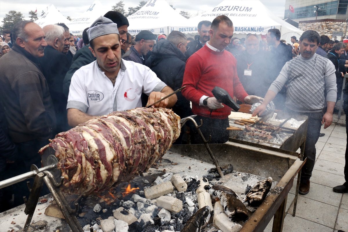Vatandaşlara Yarım Ton Cağ Kebabı Dağıttılar