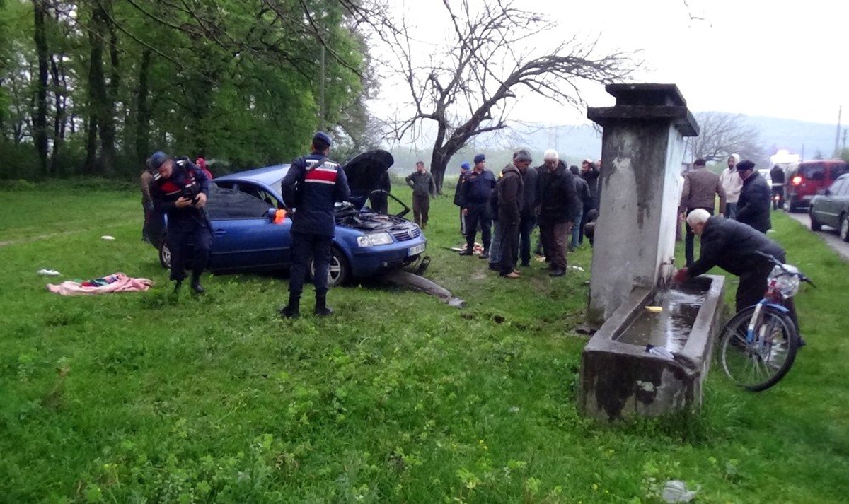 Yoldan Çıkan Otomobil Beton Çeşmeye Çarparak Durdu, 3 Kişi Yaralandı