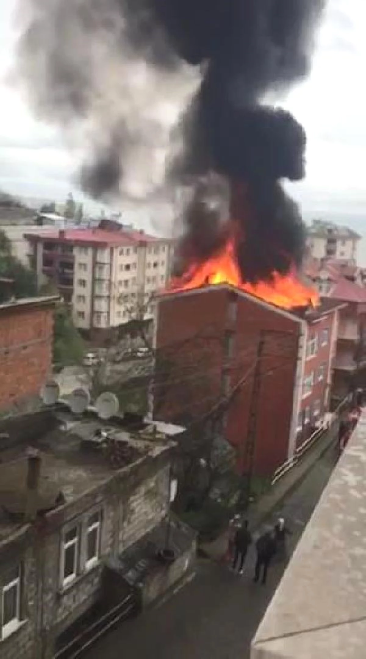 Akçaabat\'ta 4 Katlı Binanın Çatısında Korkutan Yangın