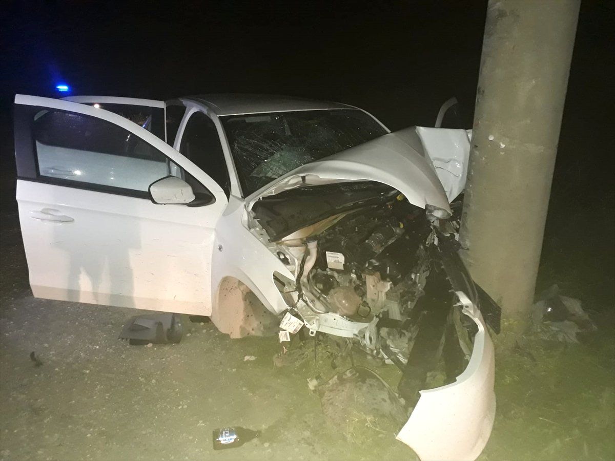 Antalya\'da Otomobil Direğe Çarptı: 2 Ölü, 1 Yaralı