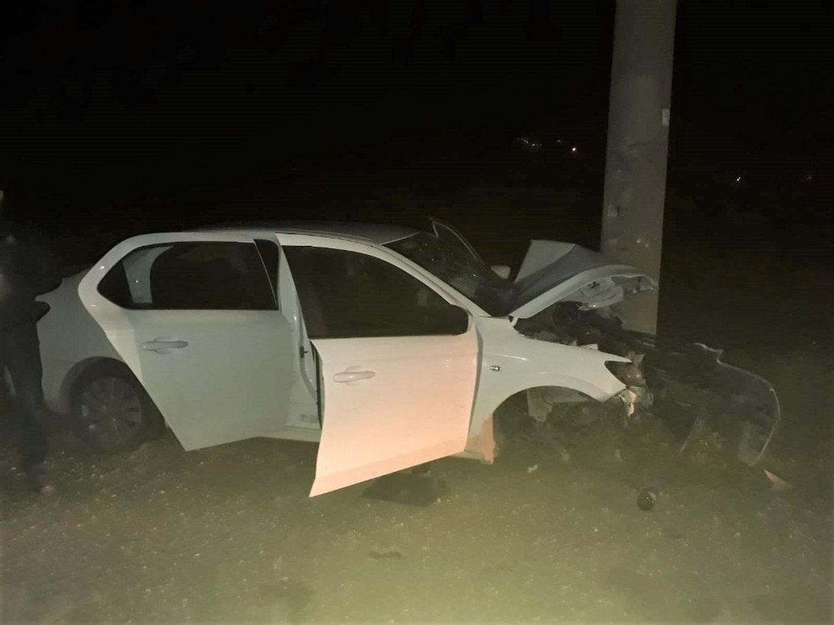 Antalya\'da Otomobil Elektrik Direğine Çarptı: 2 Ölü, 1 Yaralı