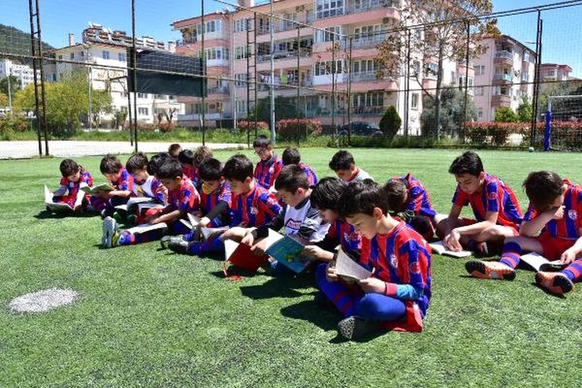 Antrenman Öncesi Kitap Okudular
