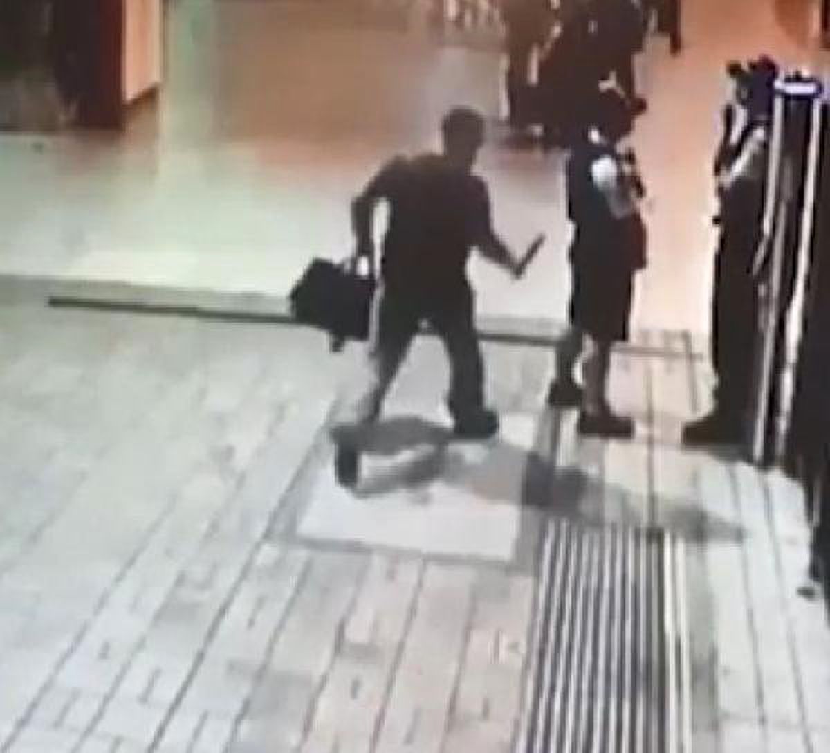 Avustralya\'da Polise Bıçaklı Saldırı Güvenlik Kamerasında