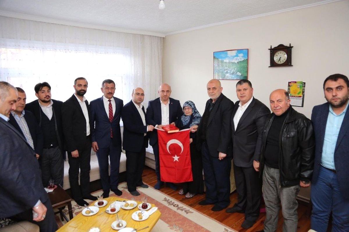 Başkan Bıyık, Şehit Ailelerine Türk Bayrağı Hediye Etti