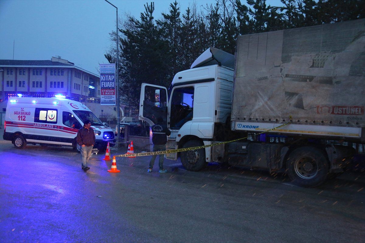 Bayburt\'ta Tır Şoförü Aracında Ölü Bulundu
