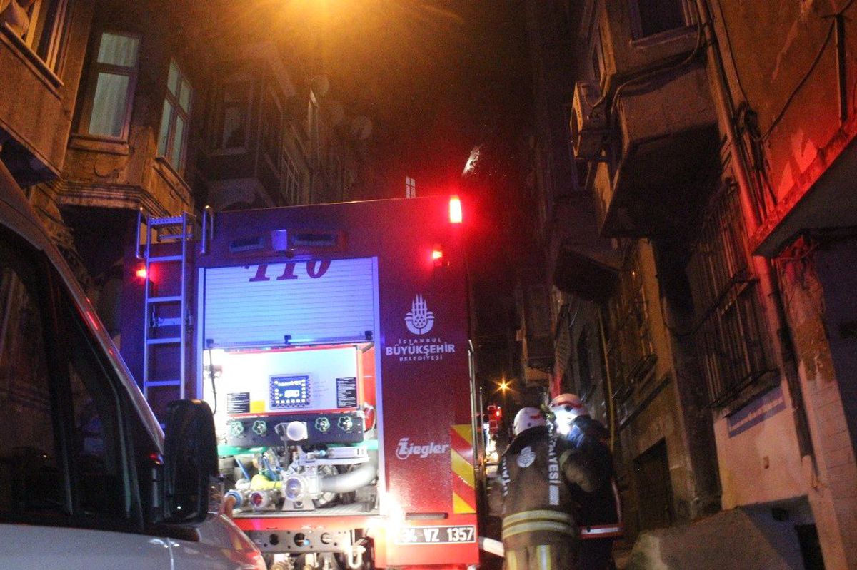 Beyoğlu\'nda Korkutan Çatı Yangını