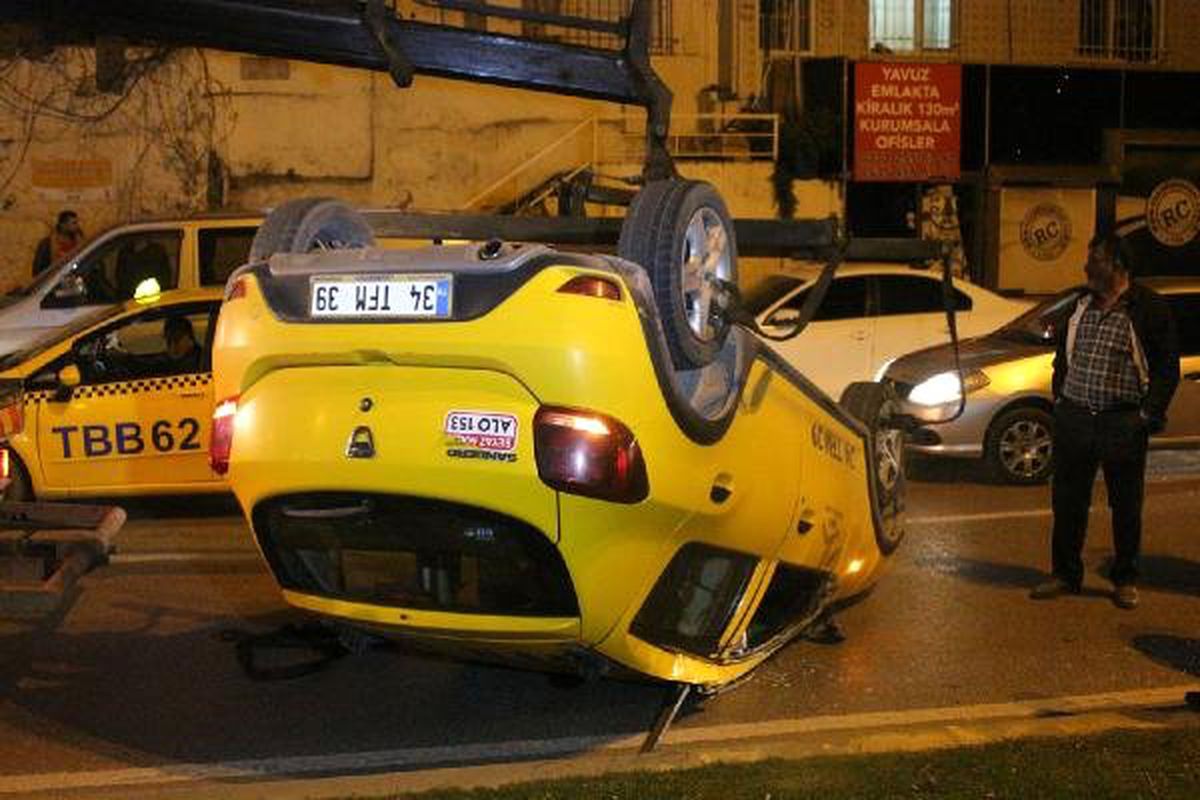 Beyoğlu\'nda Taksi İki Araca Çarptıktan Sonra Takla Attı