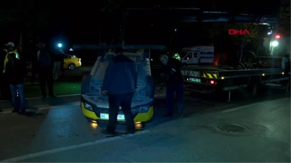 Beyoğlu\'nda Taksi İki Araca Çarptıktan Sonra Takla Attı