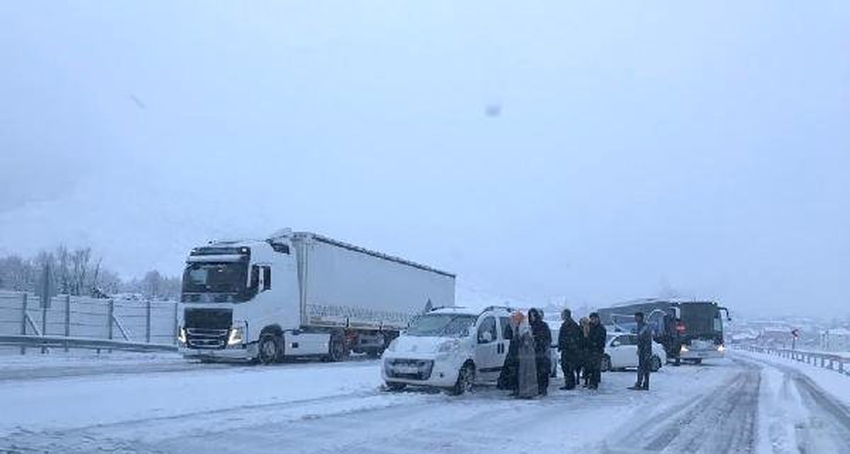 Bingöl\'de Yoğun Kar Yağışı ve Tipi Nedeniyle Araçlar Mahsur Kaldı