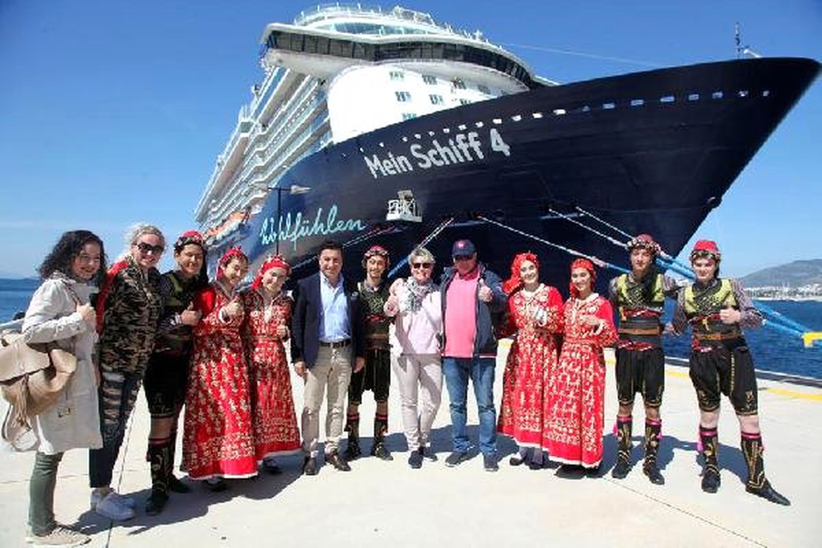 Bodrum\'a Gelen Sezonun İlk Kruvaziyer Gemisi Çiçeklerle Karşılandı