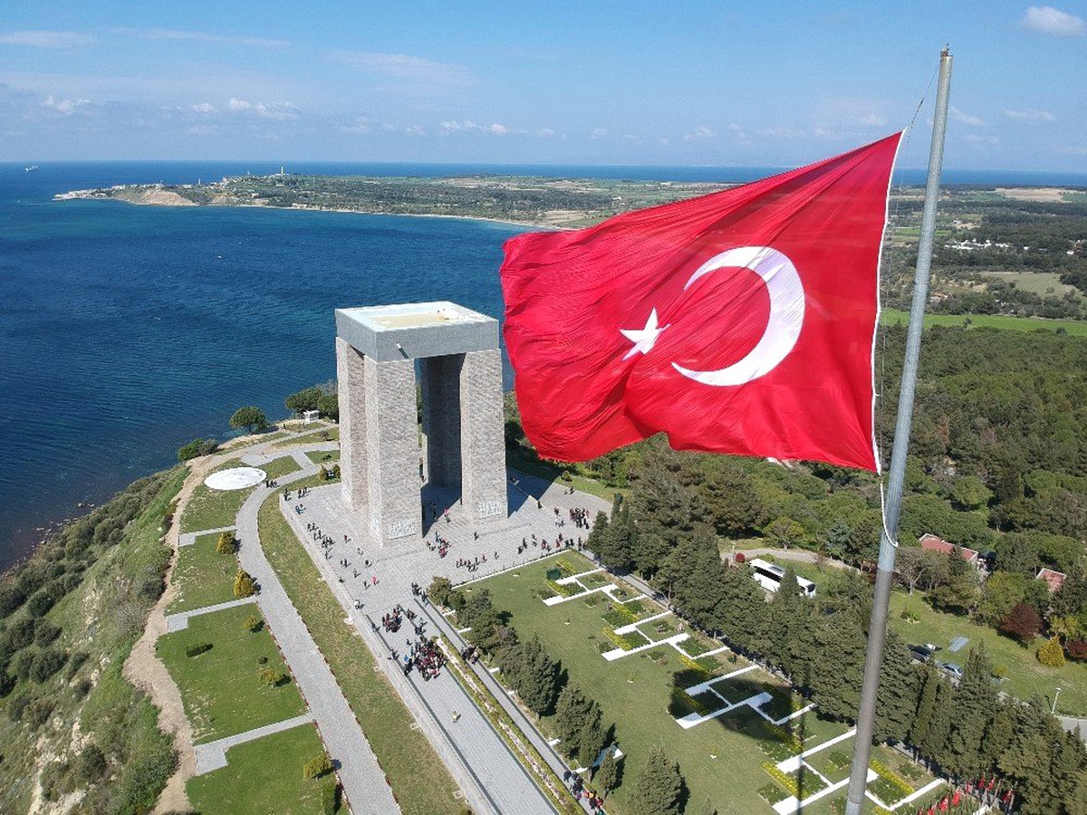 Çanakkale\'de Şehitlikler Ziyaretçi Akınına Uğruyor