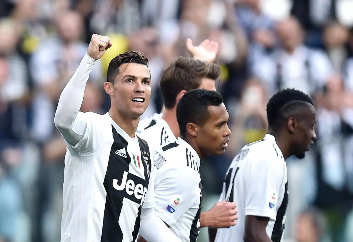 Cristiano Ronaldo, Dünya Futbol Tarihine Geçti