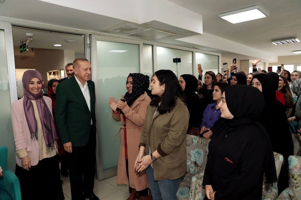 Cumhurbaşkanı Erdoğan\'dan Kız Yurduna Ziyaret