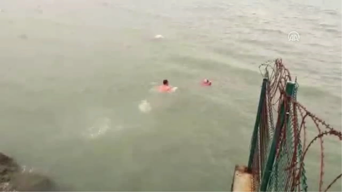 Denizde Boğulma Tehlikesi Geçiren Kadını Polis Kurtardı (2)