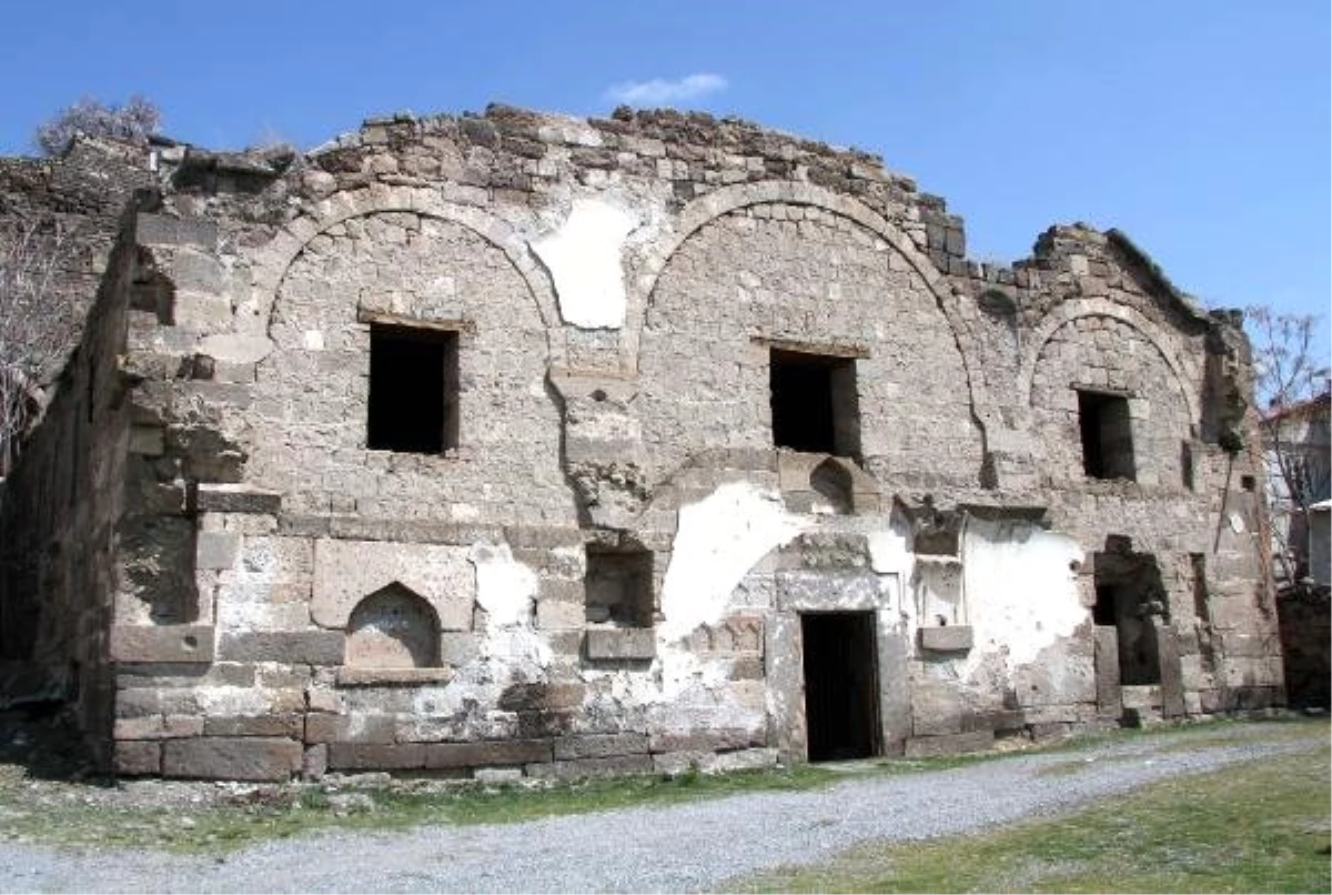 Elia Kazan\'ın Köyündeki Tarihi Kilisede Yıkılma Tehlikesi