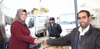 Ev Kadını, Yolda Bulduğu Parayı Sahibine Teslim Etti