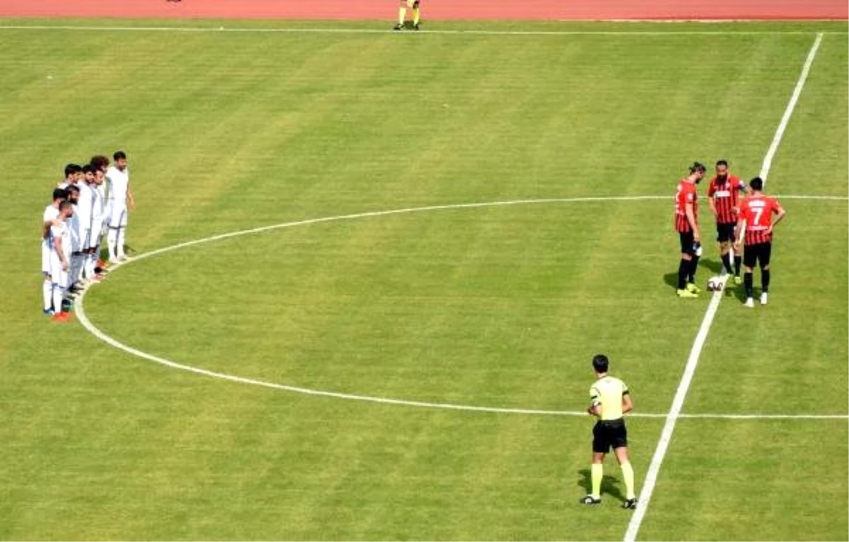 Futbolcular Yönetime Maçta Tepki Gösterdi