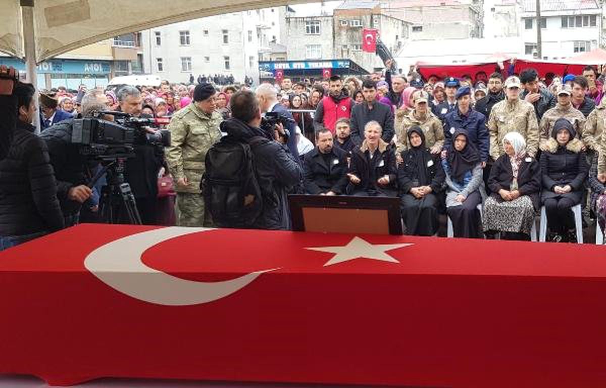 Giresun\'da Şehit Er Şahin\'i 10 Bin Kişi Son Yolculuğuna Uğurladı