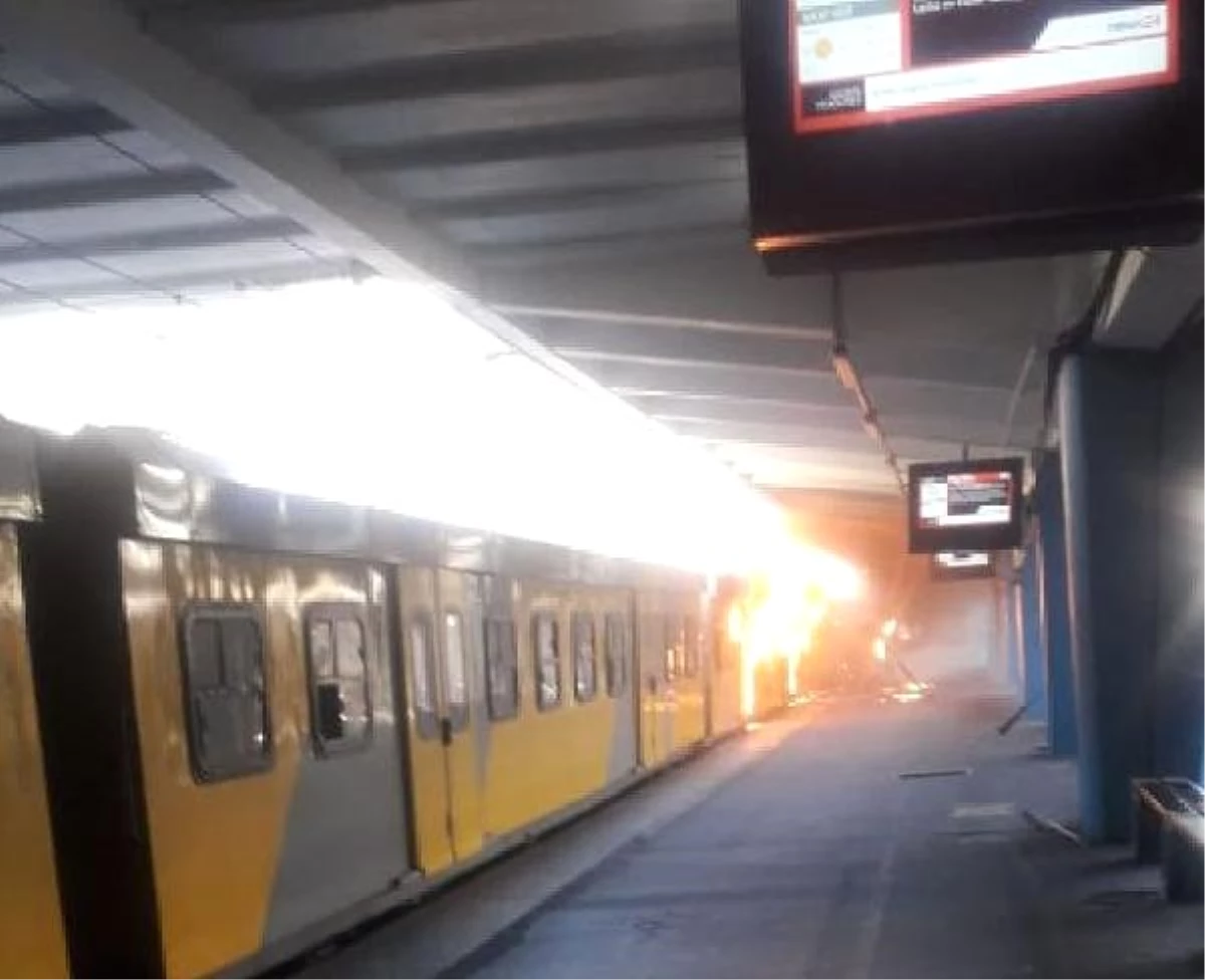 Güney Afrika\'da Tren İstasyonunda Yangın