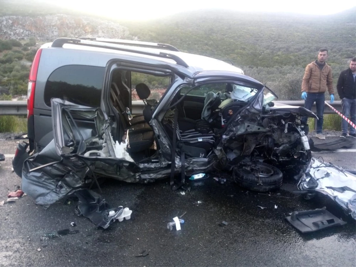 Hafif Ticari Araçla Otomobil Çarpıştı: 2 Ölü, 3 Yaralı