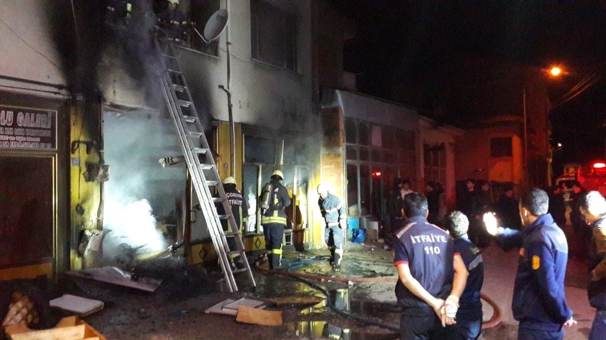 İkinci El Eşya Satışı Yapılan İş Yeri Yandı