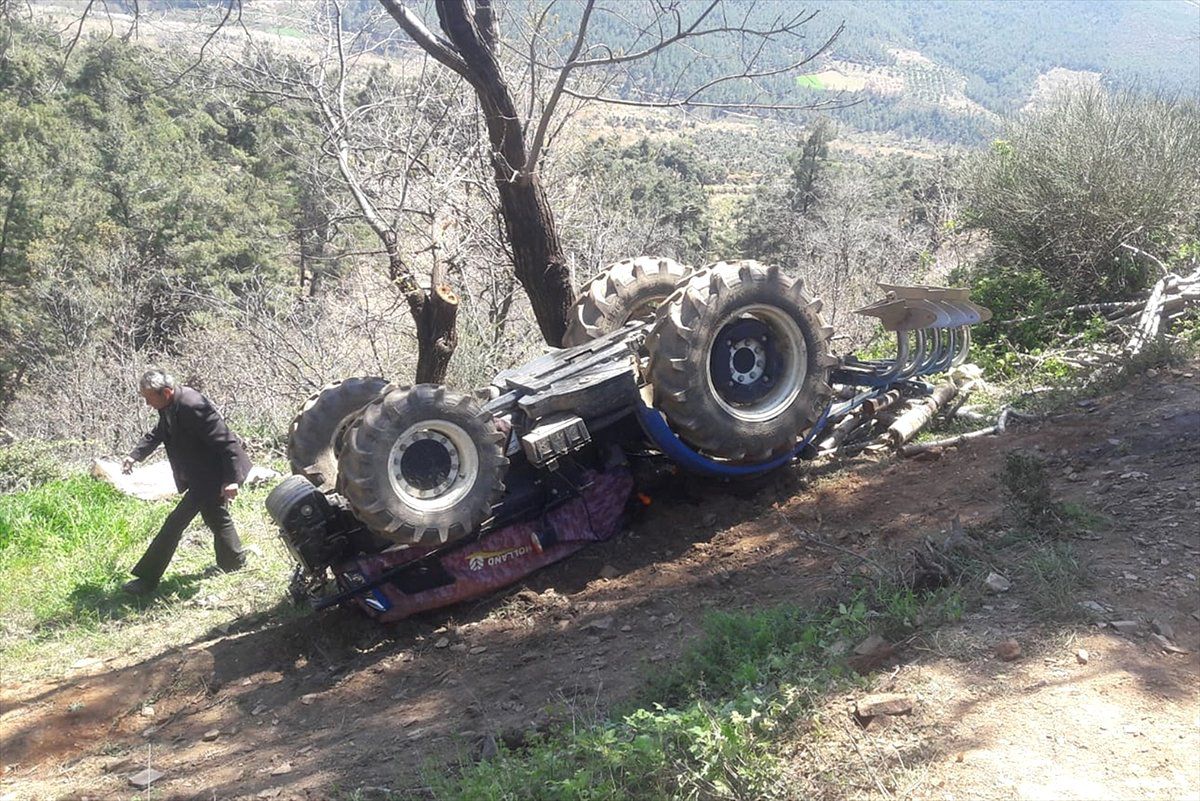 İzmir\'de Devrilen Traktörün Sürücüsü Hayatını Kaybetti