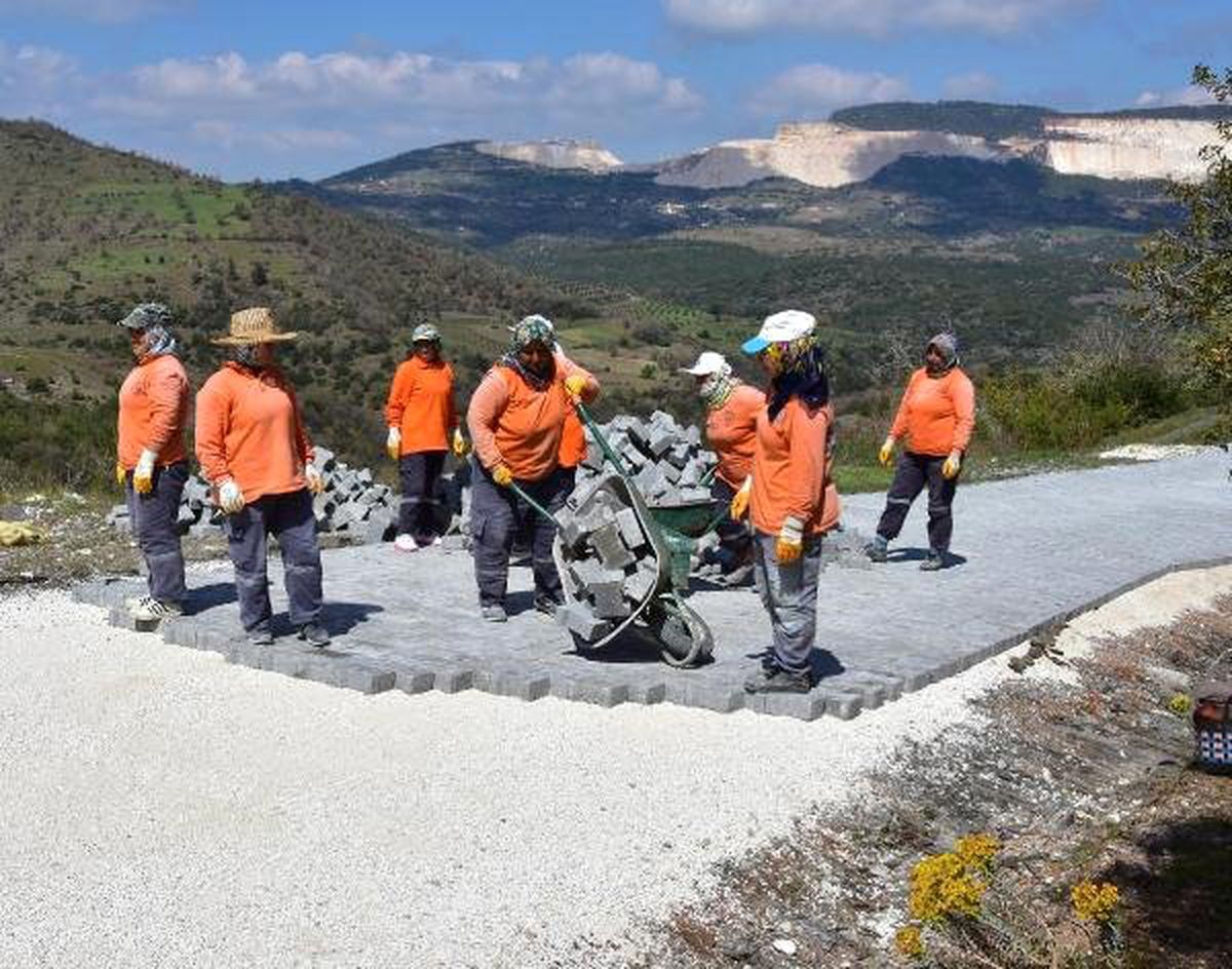 Kadın İşçiler Kenti Güzelleştiriyor