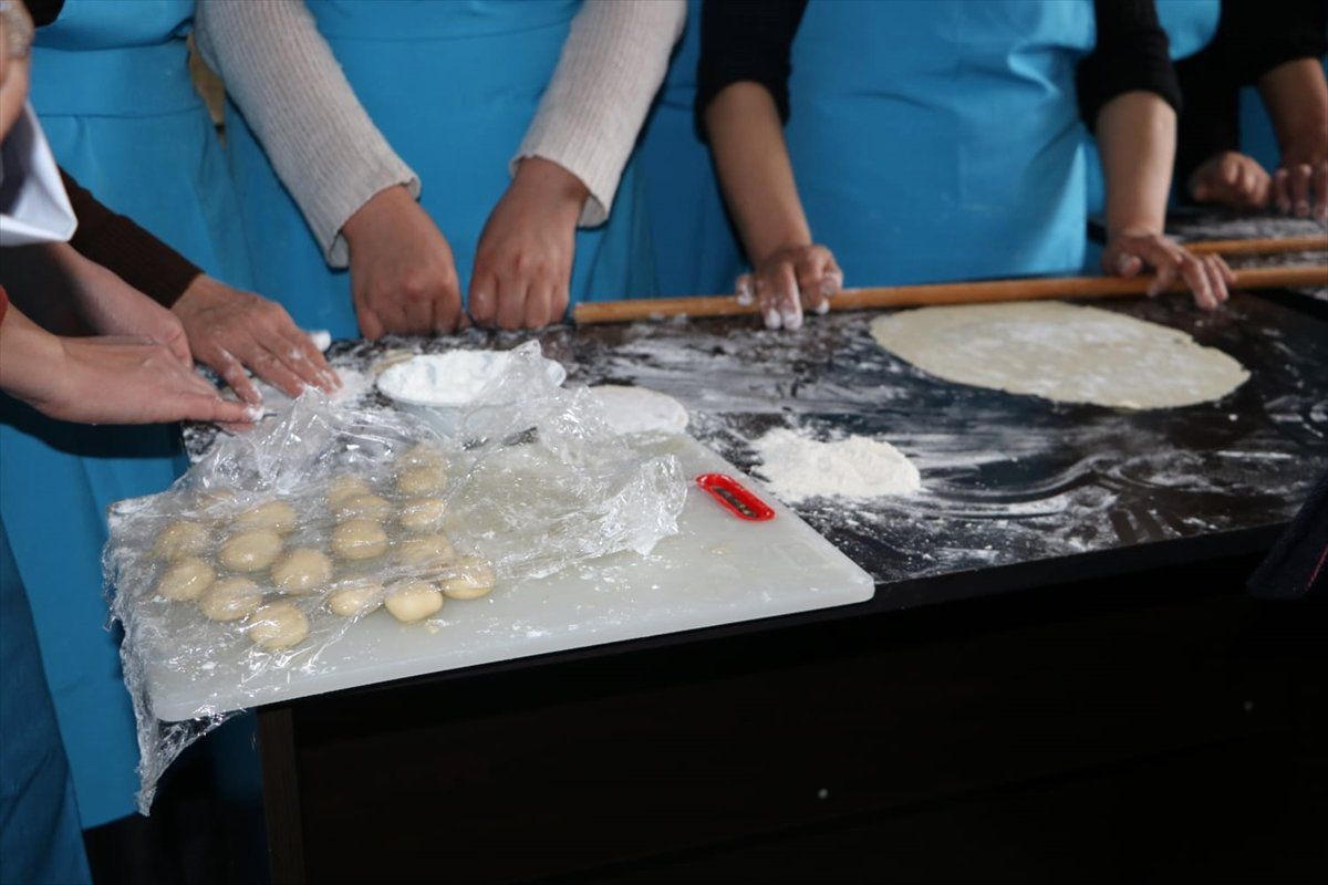 Kadınlara Baklavacılık ve İpek Halı Dokumacılığı Kursu ile Destek