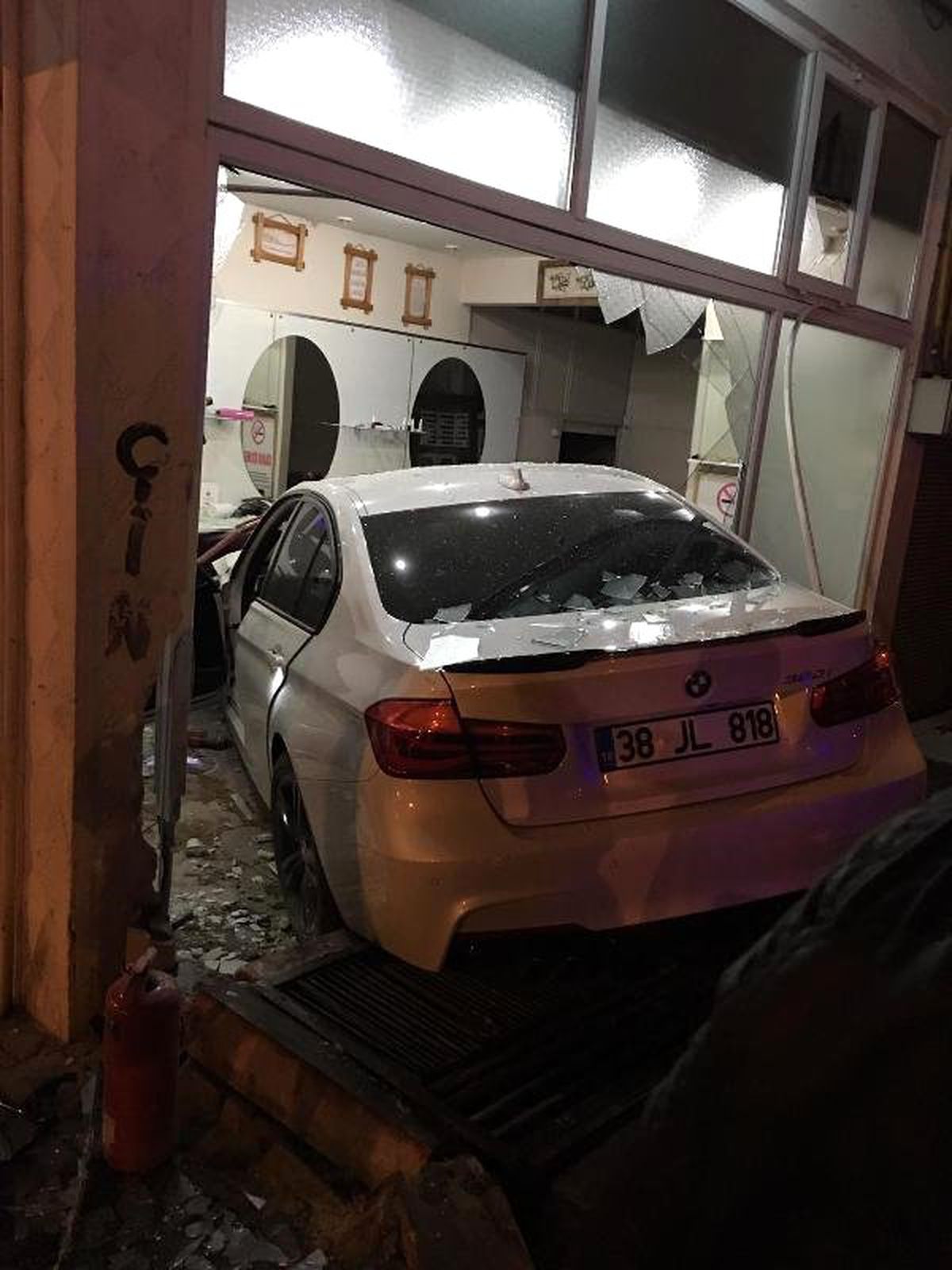 Kayseri\'de Otomobil Kuaföre Girdi