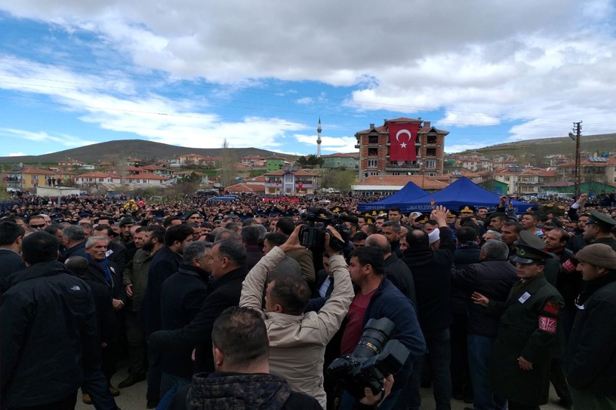 Kılıçdaroğlu Zırhlı Araçla Bölgeden Uzaklaştırıldı.