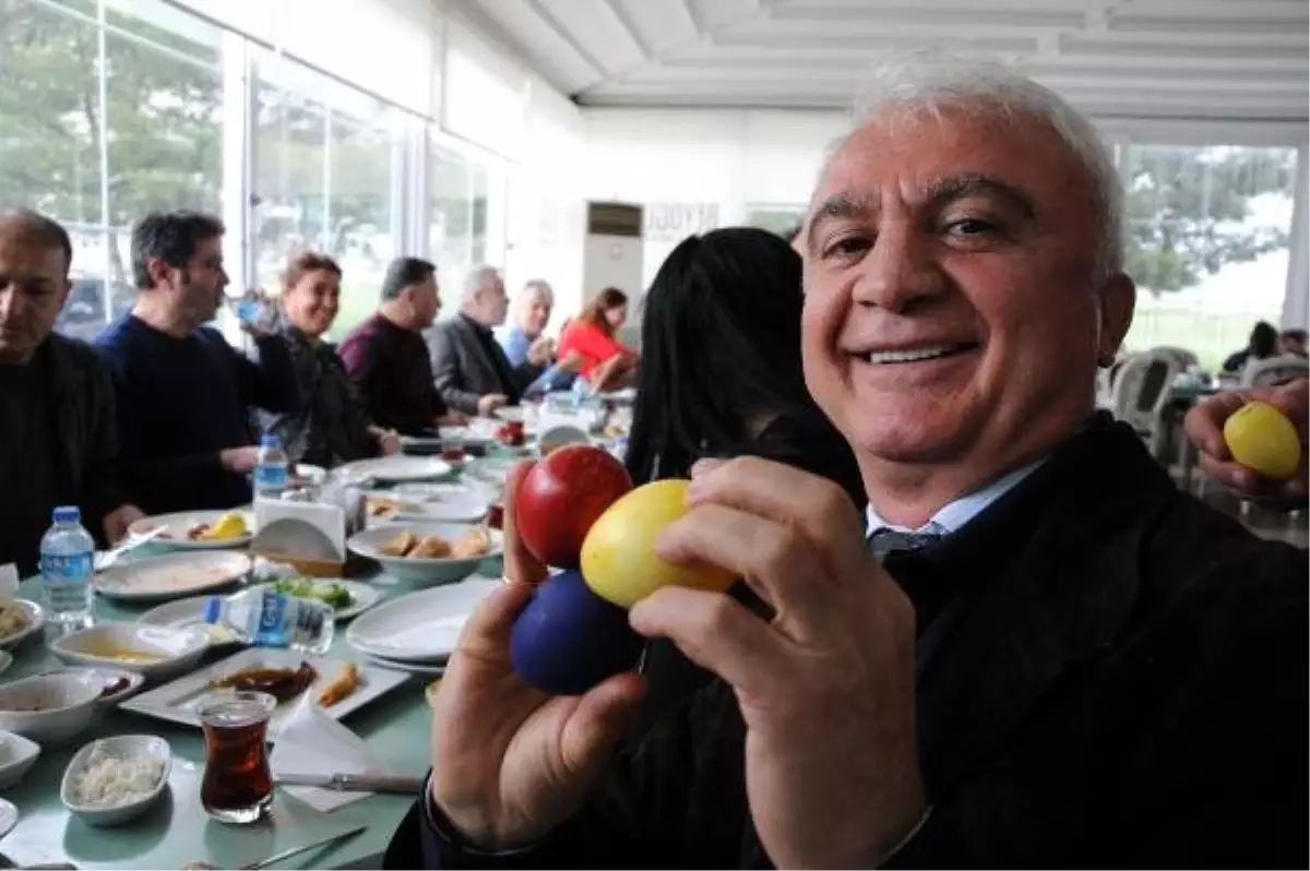 Kilise Yerine Kafeteryada Paskalya Bayramı Kutlaması