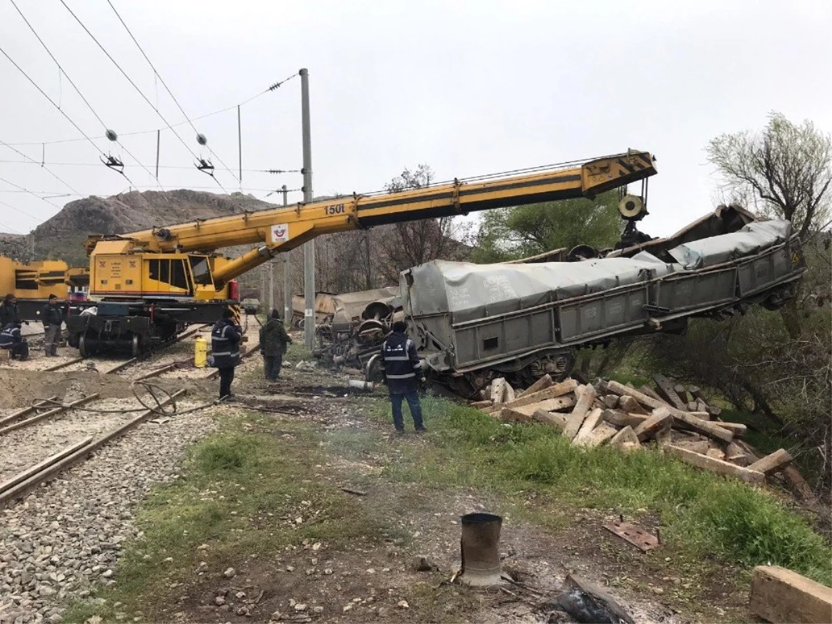 Malatya\'da Tren Kazasındaki Enkaz Kaldırma Çalışmaları Sürüyor