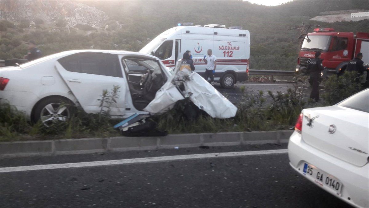 Muğla\'da İki Otomobil Çarpıştı: 2 Ölü, 3 Yaralı
