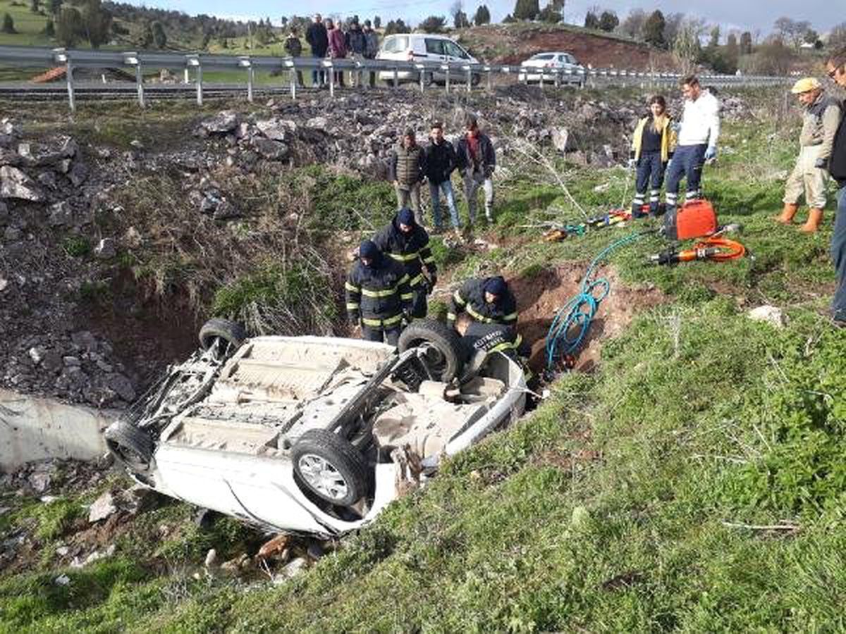 Otomobil Şarampole Devrildi, Sürücü Ağır Yaralandı